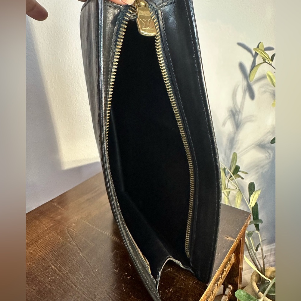 Louis Vuitton black epi clutch see photos for wear and condition - Picture 7 of 12